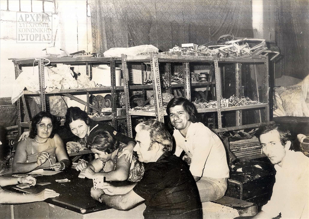 Εργαζόμένοι στην υπό κατάληψη κλωστοϋφαντουργία ΜΙΚΟΤΕΞΤΙΛ στη Θεσσαλονίκη παίζουν χαρτιά (1980-1981)